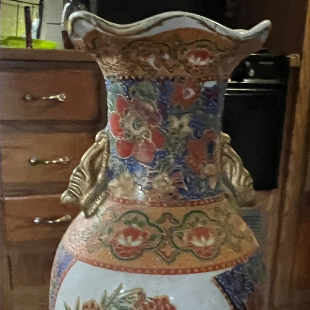 Elegant Handpainted Multicolor Porcelain Vase with Bird Motif - Picture 5 of 9